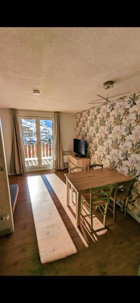 Au pied des pistes avec panorama sur les montagnes Les Deux Alpes